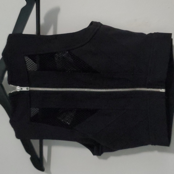 Guess Crop Top - Picture 2 of 2